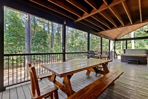 Outdoor dining - Four Leaf Clover by Blue Beaver Luxury Cabins (Broken Bow)