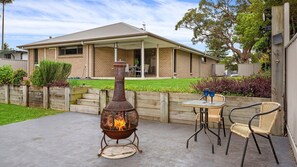 Outdoor dining - Just Chillin, the ultimate retreat nestled in the serene seaside town of Shoalhaven Heads (Shoalhaven Heads)
