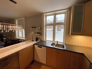 Appartement Luxe | Cuisine privée | Réfrigérateur, micro-ondes, four, lave-vaisselle