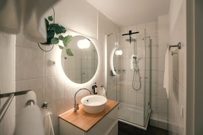 Douche, séchoir à cheveux, serviettes fournies, savon