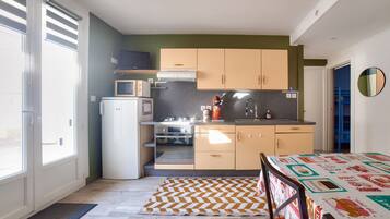 Réfrigérateur, micro-ondes, cafetiÚre/bouilloire, bouilloire électrique