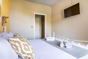1 bedroom, travel crib, WiFi