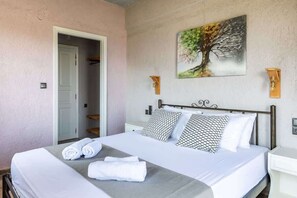 1 bedroom, travel cot, WiFi, bed sheets - Skopelos Seaview Suite - Persephone Summer Nest (Stafylos)