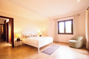 5 Schlafzimmer, Schreibtisch, Bügeleisen/Bügelbrett, Reisekinderbett