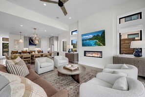Smart-TV, Kamin, Videospiele, Bücher