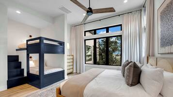 6 bedrooms, desk, iron/ironing board, travel crib