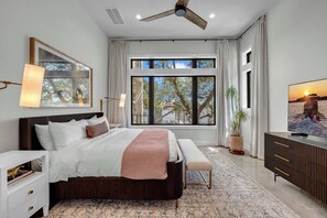 4 chambres, fer et planche à repasser, lit de bébé portatif