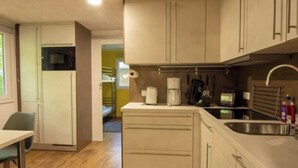 A compact kitchen with a microwave, coffee maker, and sink. - Meiks Ostsee-Hütten - Holiday home 5 (Dranske)