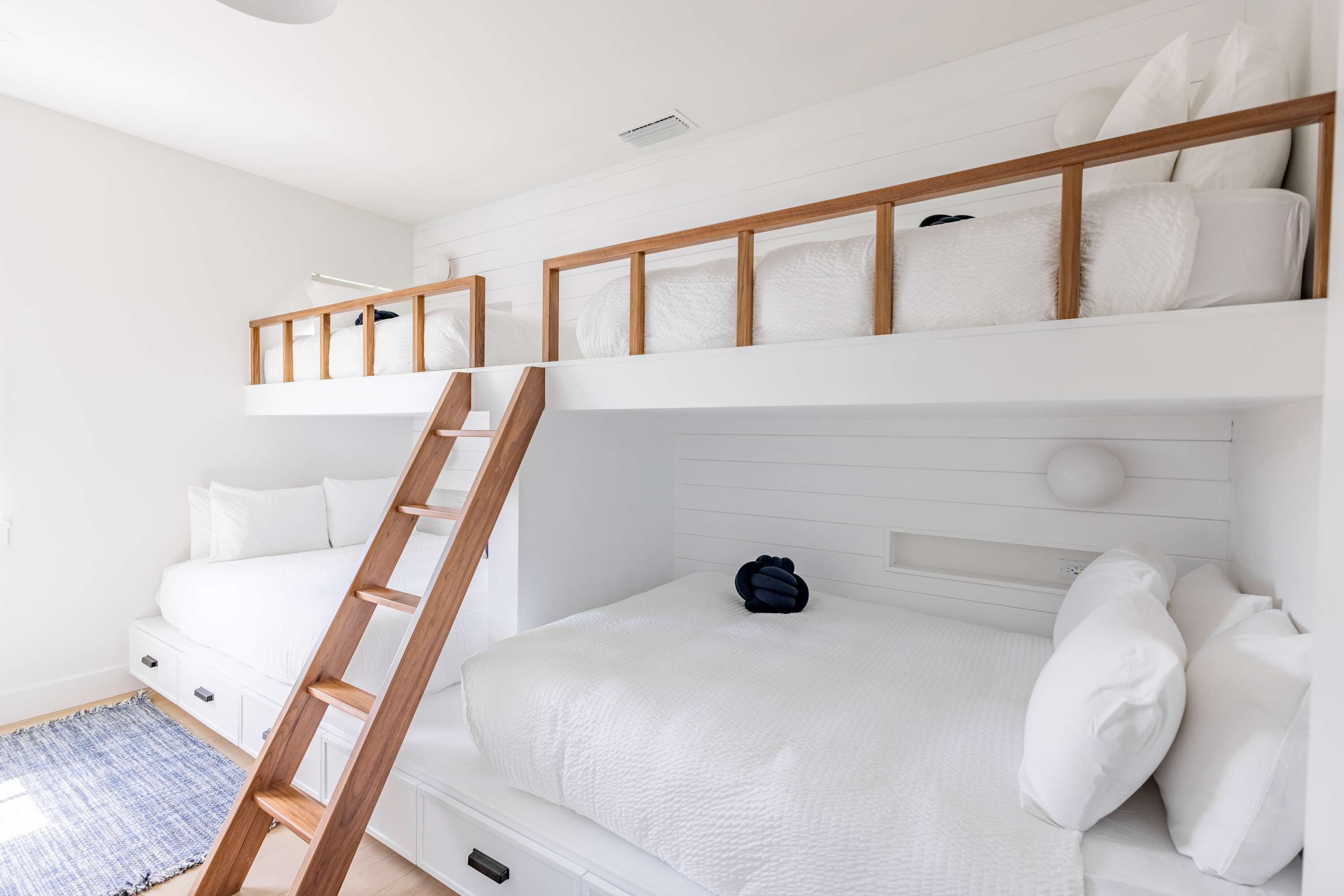 6 bedrooms, iron/ironing board, WiFi, bed sheets
