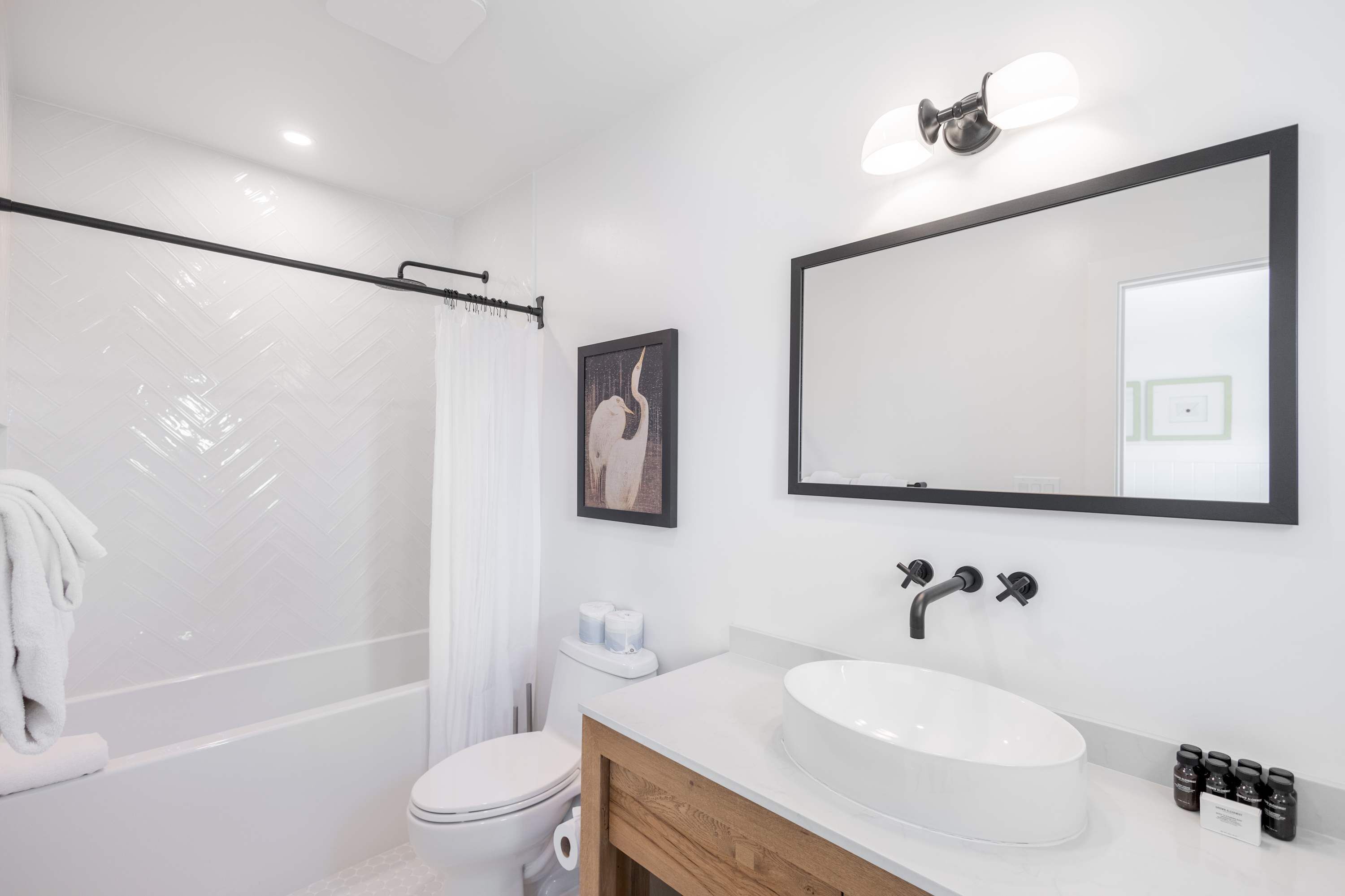 Une salle de bain moderne équipée d’une douche, de toilettes, d’un lavabo et d’un grand miroir.