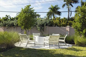 Outdoor dining - Floralee House at Lunara Bay (Key West)