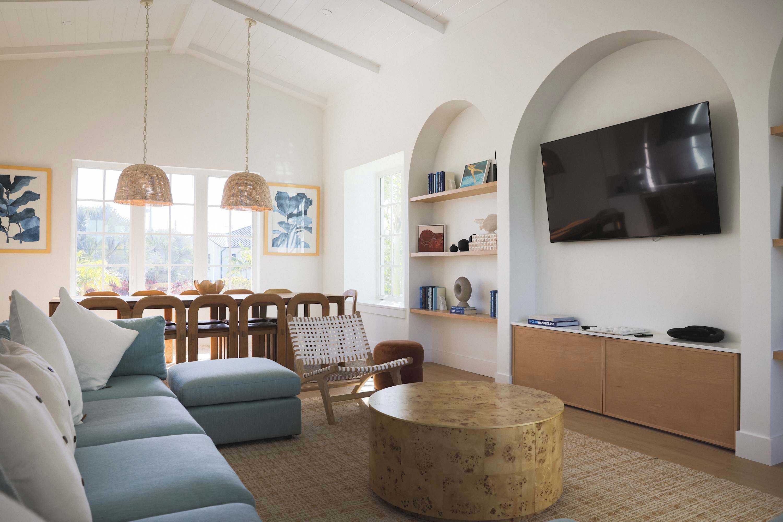 Fernseher, Tischfußball, Stereoanlage, Arbeitsbereiche