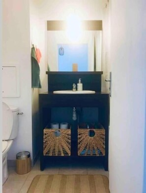 Hiustenkuivaaja, pyyhkeet, vessapaperi