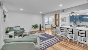 A modern apartment with a living room, kitchen, and dining area. - Relaxing Home Near St. Augustine Attractions 4 Bedroom Residence (St. Augustine)