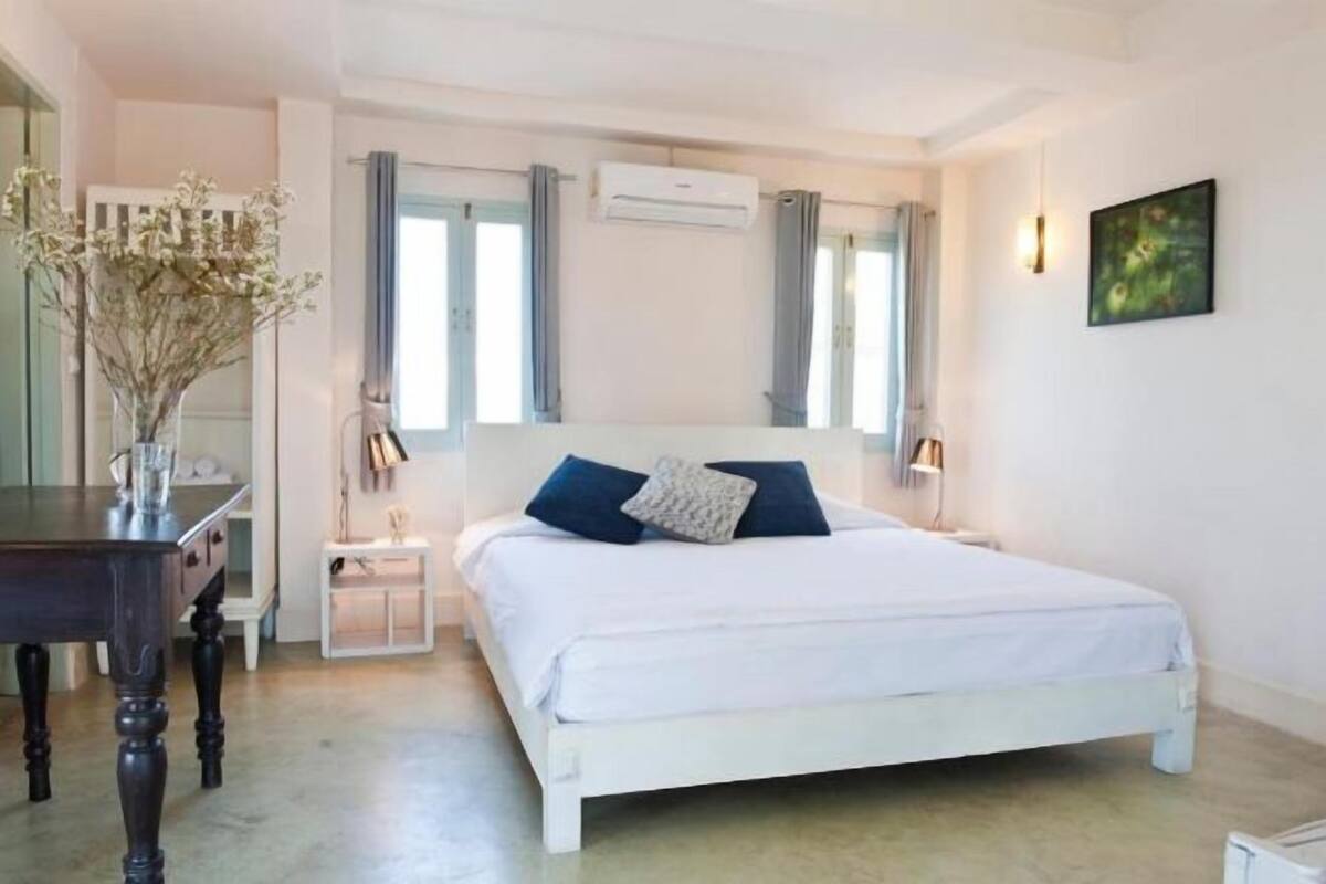 Työpöytä, kannettavalle tietokoneelle sopiva työtila, pimennysverhot