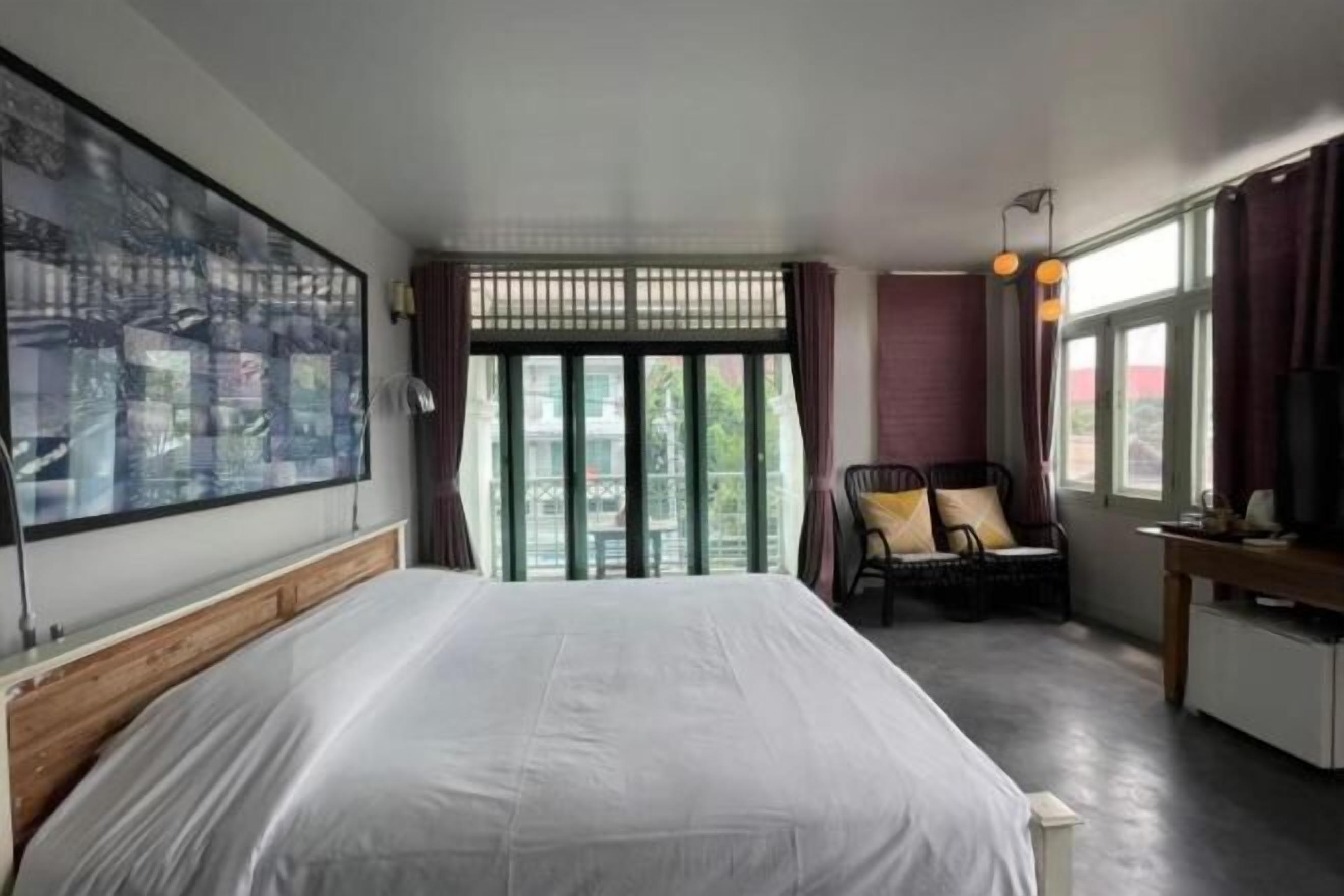 Laptop workspace, blackout curtains, free WiFi