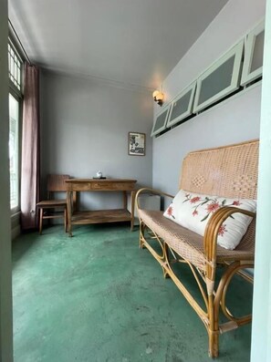Deluxe Mountain View With Sunroom - Large + Single Bed | Living area | 45-inch Smart TV with digital channels - Villa Duang Champa (Chiang Mai)