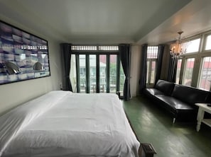 Grand Deluxe Mountain View Balcony & Bathtub | Laptop workspace, blackout curtains, free WiFi - Villa Duang Champa (Chiang Mai)