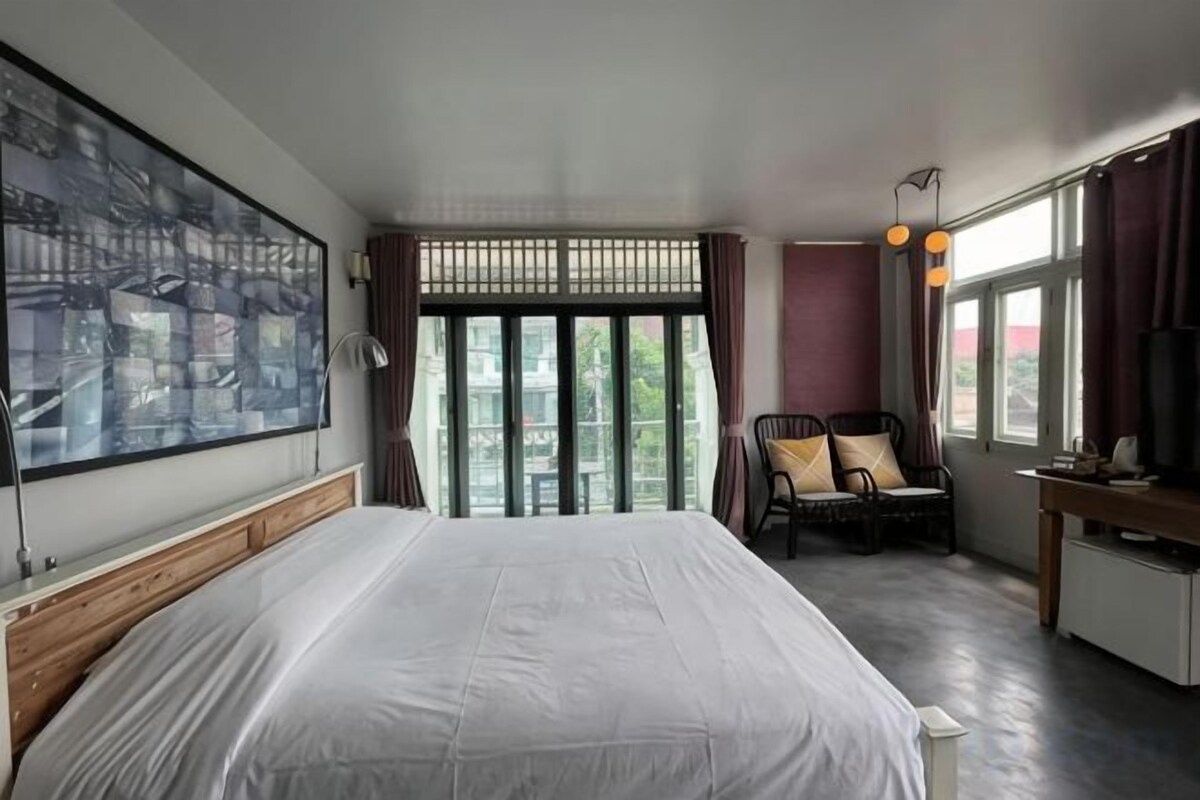 Laptop workspace, blackout curtains, free WiFi