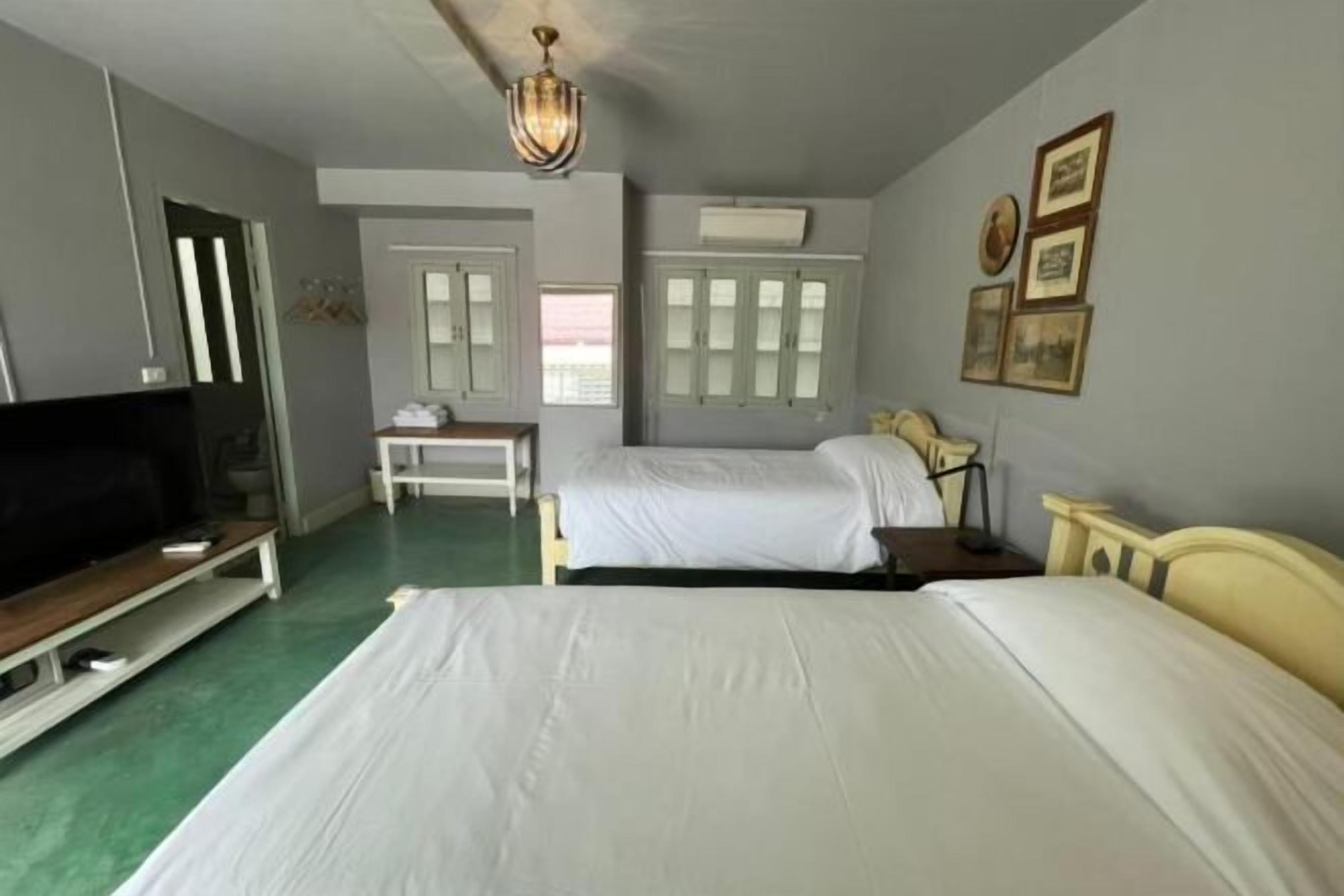 Bureau, espace de travail pour ordinateur portable, rideaux occultants