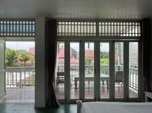 Grand Deluxe Mountain View Balcony & Bathtub | Opholdsområde | 45-tommers smart-tv med digitale kanaler