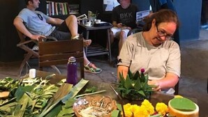 Ruokailutila, jossa on ruokapöydät katettuna, ja tilaa ympäröivät kirjahyllyt sekä tumma sisustus.