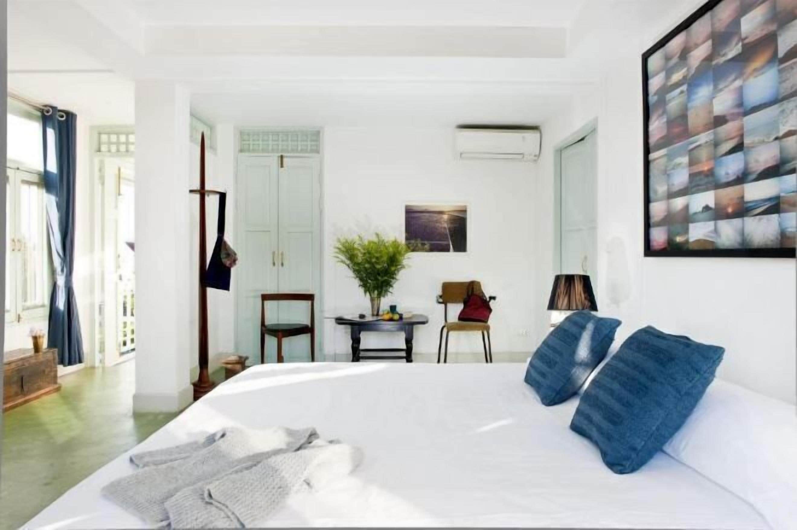 Espacio para trabajar con laptop, cortinas blackout y wifi gratis 