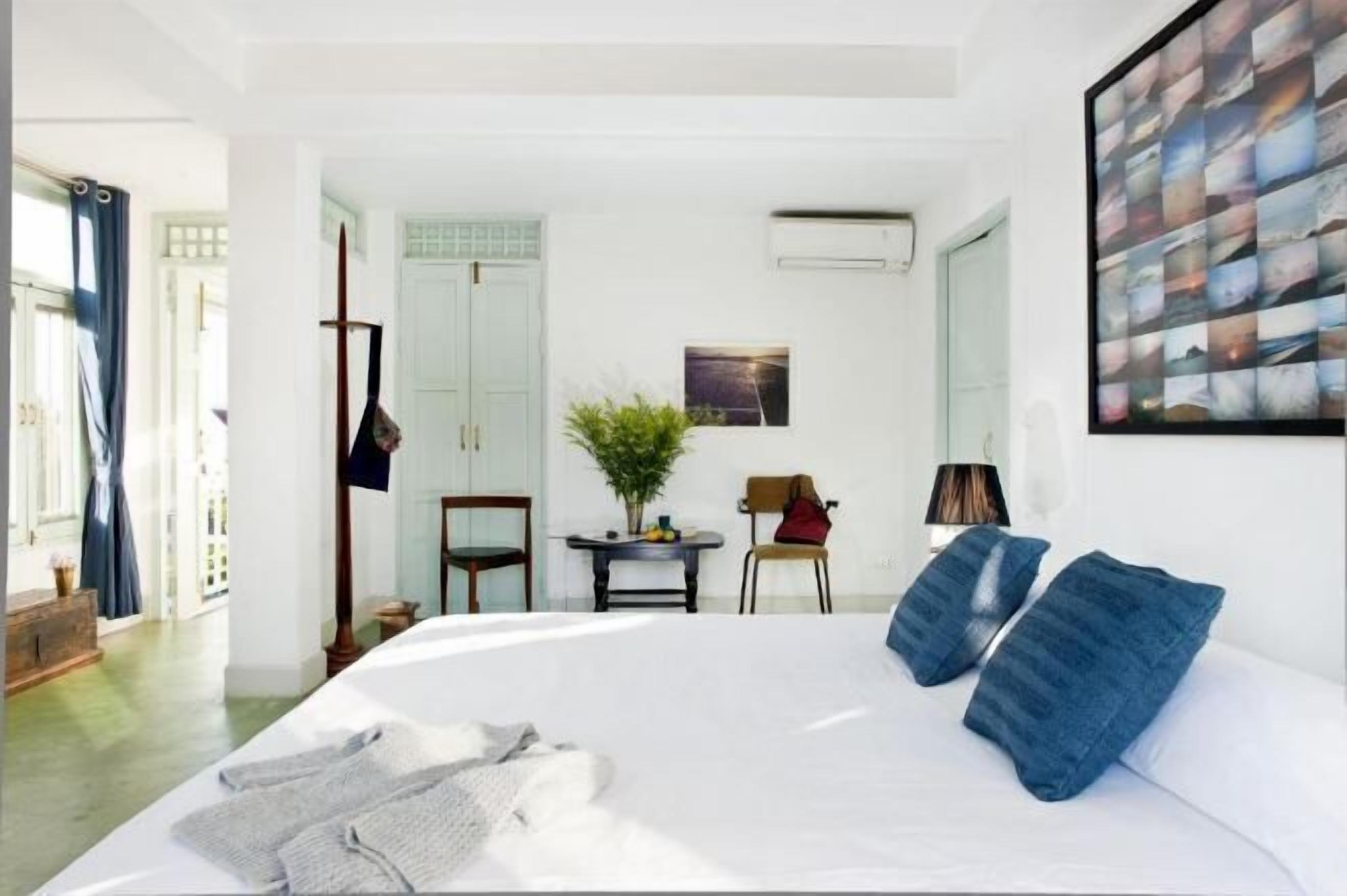 Bureau, espace de travail pour ordinateur portable, rideaux occultants