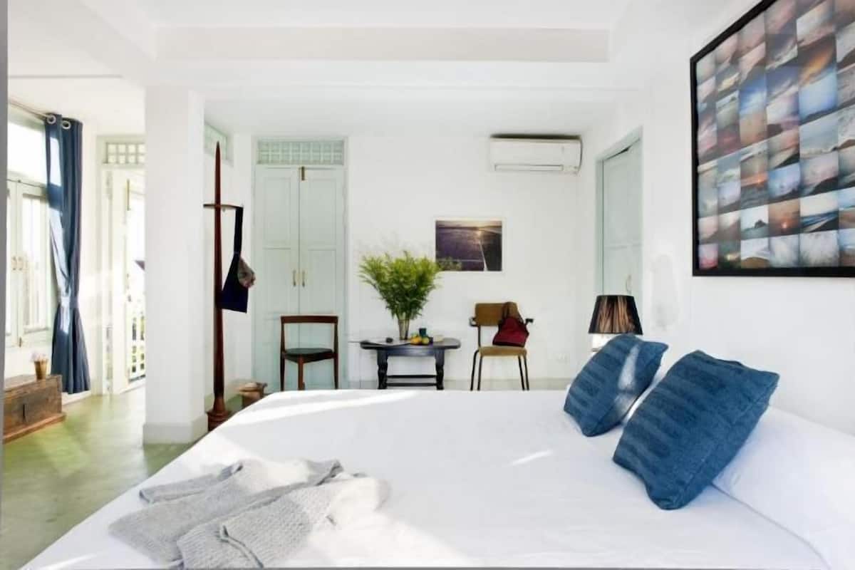 Työpöytä, kannettavalle tietokoneelle sopiva työtila, pimennysverhot