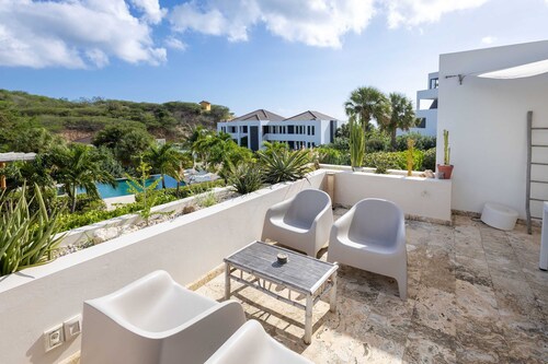Seabreeze Retreat Stylish Blue Bay Residence