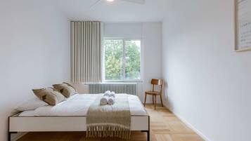 House | 4 bedrooms, desk, Internet