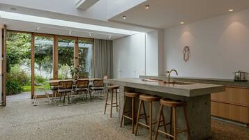 House | 4 bedrooms, desk, Internet