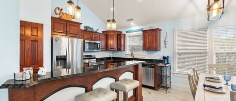 Réfrigérateur, four à micro-ondes, un four, surface de cuisson