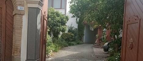 المنطقة المحيطة بالمنشأة