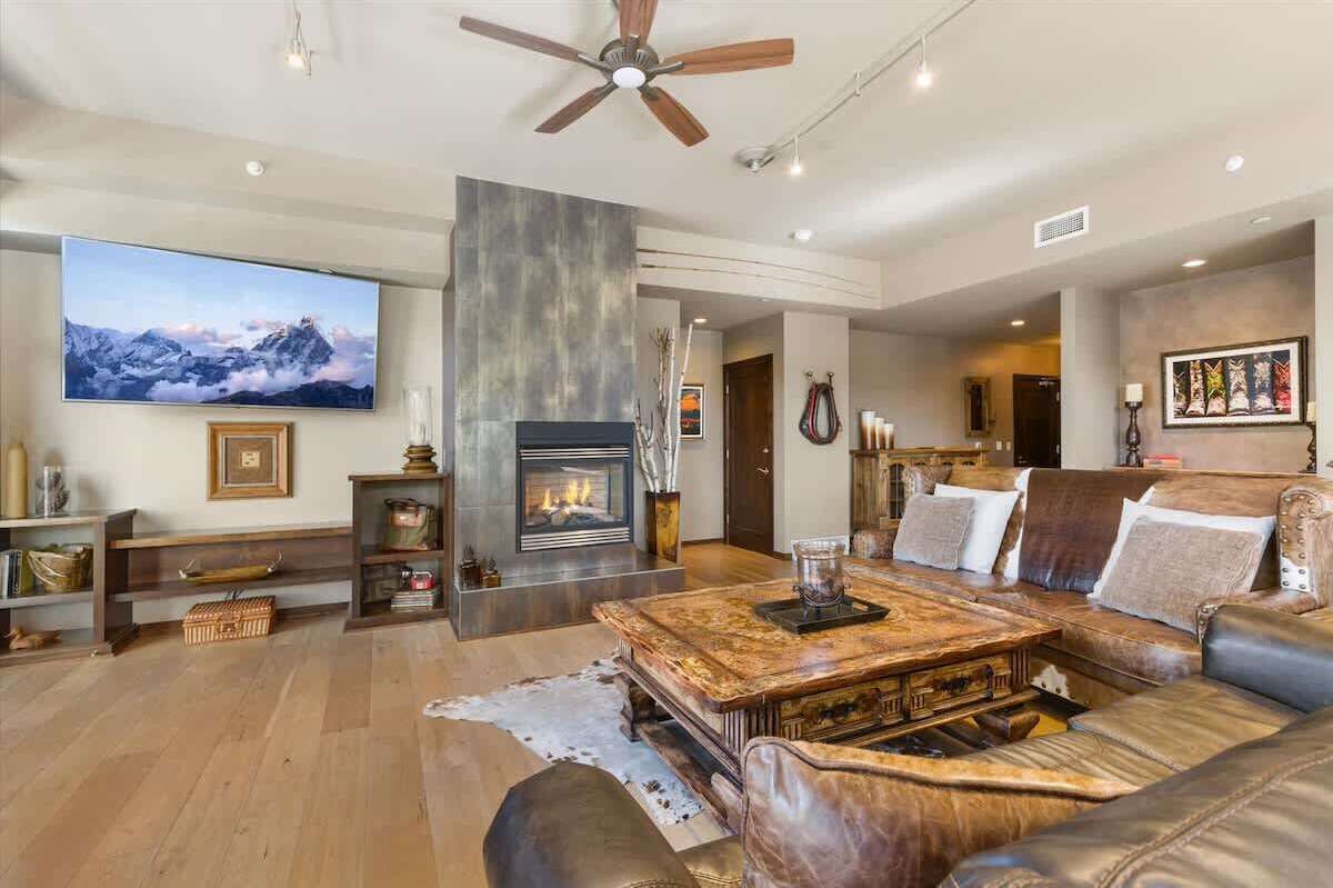 TV, fireplace