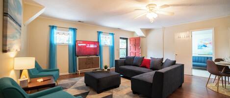 华丽独立别墅, 5 间卧室, 露台 | 起居区 | 电视