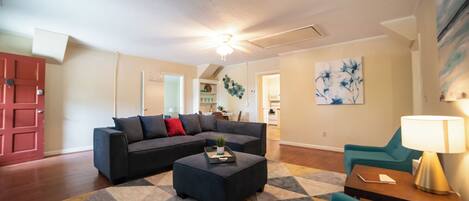 Casa Deluxe, 5 habitaciones, patio | Zona de estar | Una televisión