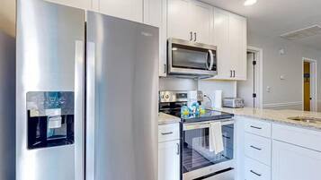 ثلاجة، ميكروويف، فرن، موقد طهي مسطح