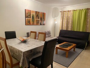 Dining - Oceanview Apartment with Expansive Terrace, Full Kitchen, and Modern Amenities (Portimão)