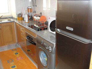 Private kitchen - Oceanview Apartment with Expansive Terrace, Full Kitchen, and Modern Amenities (Portimão)