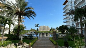 Property grounds - Walk to the Marina and a few steps from the pool. (Mazatlán)