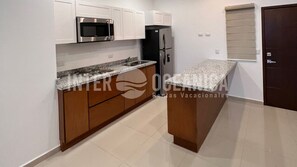 Geladeira, micro-ondas, cafeteira/chaleira, torradeira