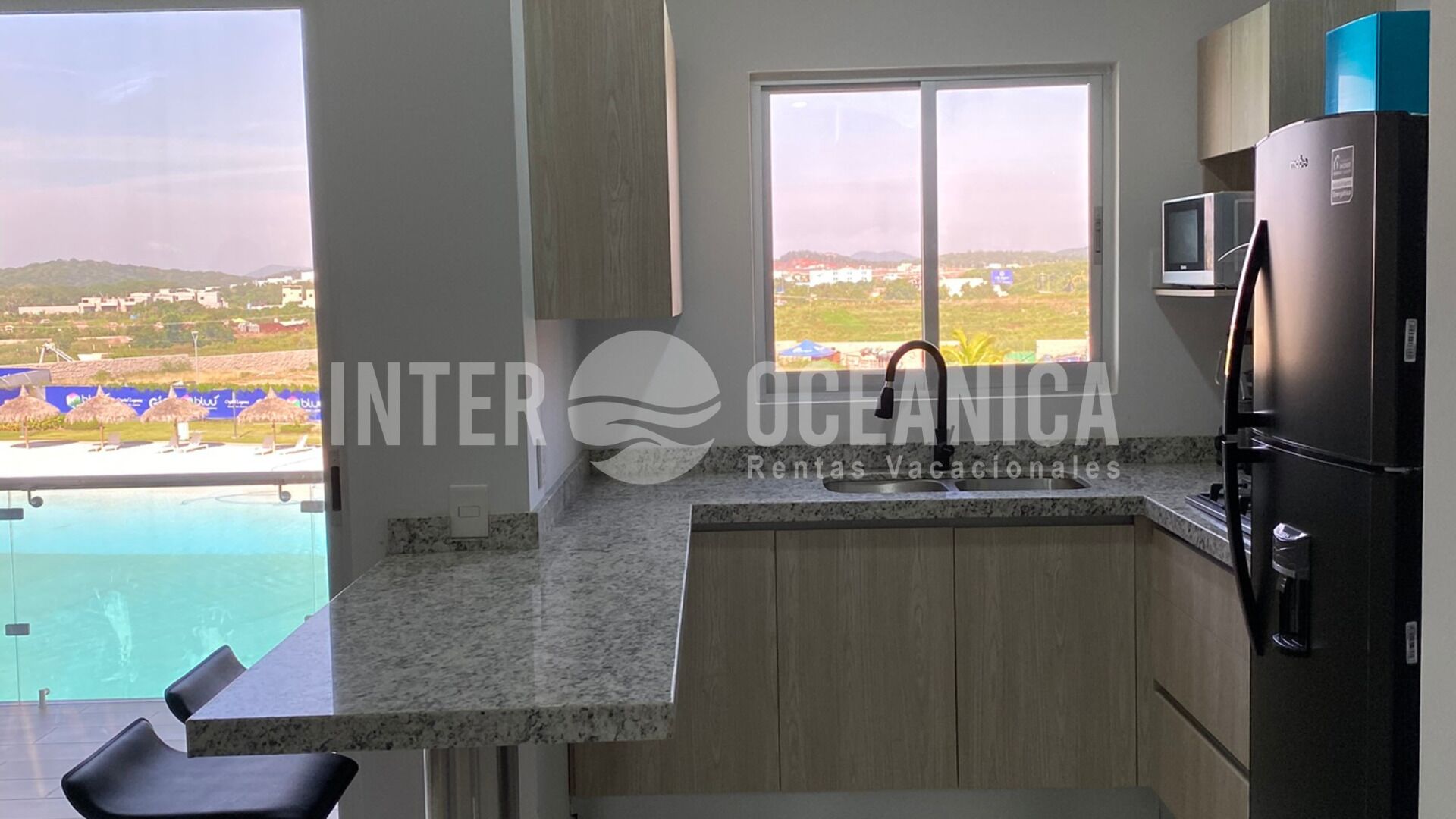 Kjøleskap, mikrobølgeovn, kaffetrakter/tekoker og kjøkkenutstyr