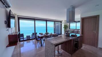 Fridge, microwave, oven, coffee/tea maker