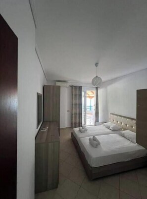 1 habitación, tabla de planchar con plancha, wifi y ropa de cama 