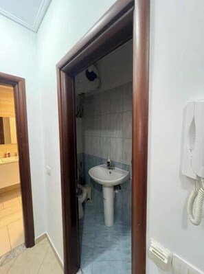 Regadera, secadora de cabello, bidet, toallas 