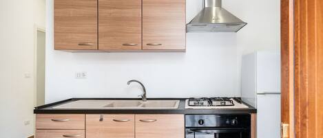 Kühlschrank, Ofen, Kochgeschirr/Geschirr/Besteck, Esstisch