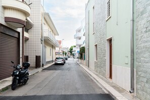 المنطقة المحيطة بالمنشأة