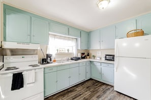 Private kitchen - Adorable on Taylor Both Units (West Columbia)