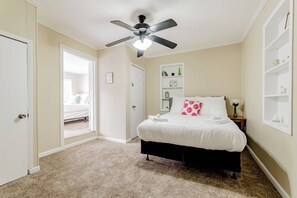 7 bedrooms, iron/ironing board, free WiFi - Adorable on Taylor Both Units (West Columbia)